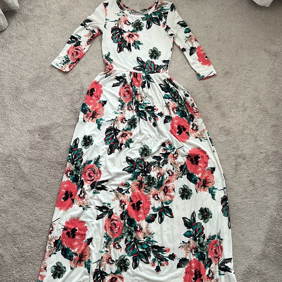 Dresses & Skirts - Beautiful floral maxi dress